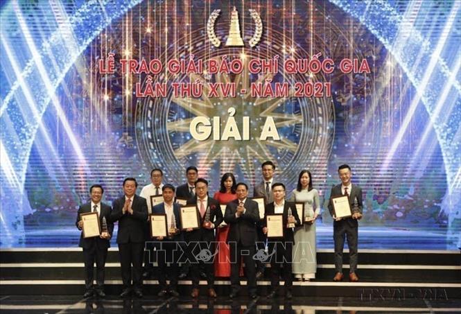 Thủ tướng Phạm Minh Chính và Trưởng ban Tuyên giáo Trung ương Nguyễn Trọng Nghĩa trao giải A Giải Báo chí Quốc gia lần thứ 16 - năm 2021. Ảnh: Trần Việt - TTXVN