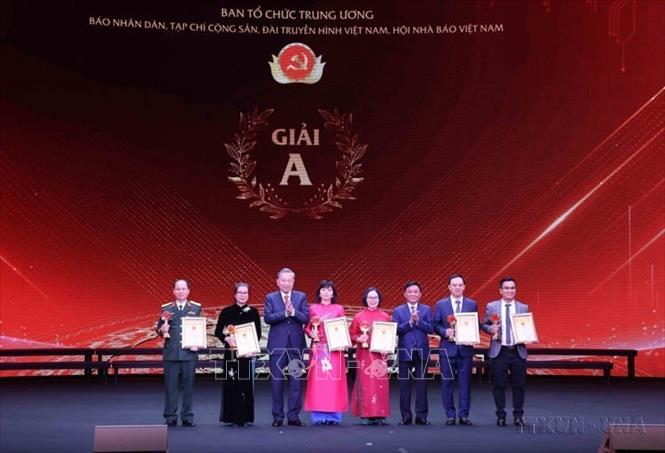 Tổng Bí thư Tô Lâm và Thường trực Ban Bí thư, Chủ nhiệm Uỷ ban Kiểm tra Trung ương Trần Cẩm Tú trao giải A cho các tác giả, nhóm tác giả đoạt Giải Báo chí toàn quốc về xây dựng Đảng (Giải Búa liềm Vàng) lần thứ 9 - năm 2024. Ảnh: Phương Hoa – TTXVN