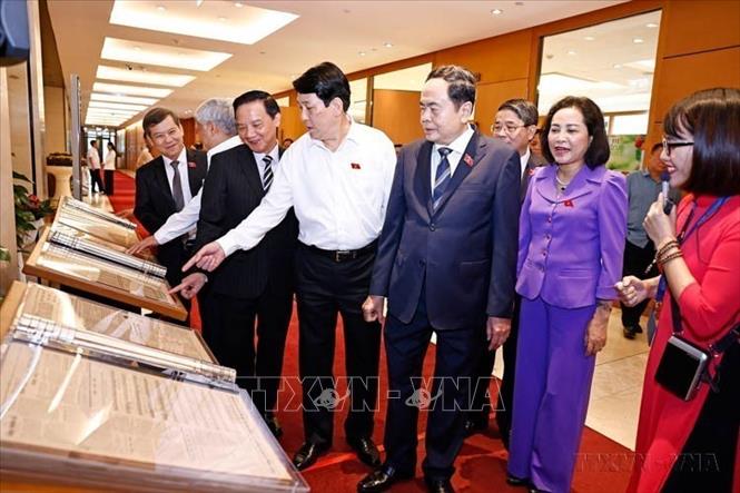 Chủ tịch nước Lương Cường, Chủ tịch Quốc hội Trần Thanh Mẫn tham quan Triển lãm Nhật báo “Quốc hội” với Tổng tuyển cử đầu tiên (Hà Nội, 23/10/2024). Ảnh: Doãn Tấn - TTXVN