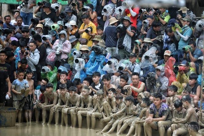 Báo chí Cách mạng Việt Nam khẳng định được vai trò, vị thế của dòng chảy thông tin chính thống, chủ đạo, không thể thiếu trong đời sống - xã hội. Trong ảnh: Lễ hội vật cầu nước, còn gọi là vật cầu bùn của làng Vân (Việt Yên, tỉnh Bắc Giang) thu hút nhiều phóng viên, nhiếp ảnh gia và du khách thập phương dự. Ảnh: Danh Lam -TTXVN