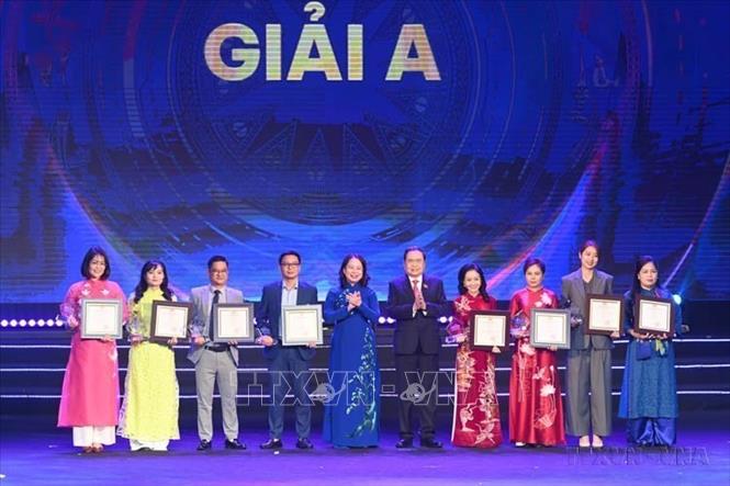 Chủ tịch Quốc hội Trần Thanh Mẫn và Phó Chủ tịch nước Võ Thị Ánh Xuân trao giải A Giải Báo chí toàn quốc về Quốc hội và Hội đồng nhân dân (Giải Diên Hồng) lần thứ ba - năm 2025 (Hà Nội, 5/1/2025). Ảnh: Doãn Tấn – TTXVN