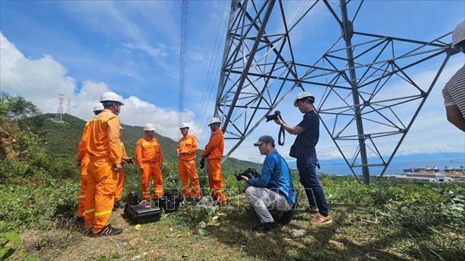 Báo chí Cách mạng Việt Nam khẳng định được vai trò, vị thế của dòng chảy thông tin chính thống, chủ đạo, không thể thiếu trong đời sống - xã hội. Trong ảnh: Phóng viên tác nghiệp tại tuyến đường dây 500kV Vân Phong - Thuận Nam (Khánh Hòa, 2025). Ảnh: TTXVN 