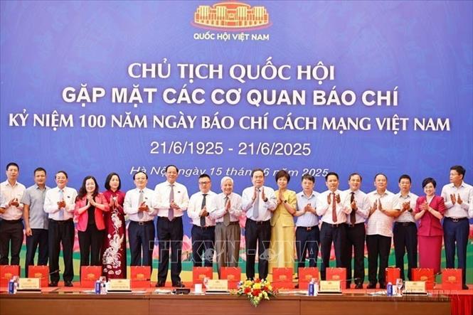 Chủ tịch Quốc hội Trần Thanh Mẫn gặp mặt lãnh đạo các cơ quan báo chí nhân kỷ niệm 100 năm Ngày Báo chí Cách mạng Việt Nam (21/6/1925 -21/6/2025). Ảnh: Doãn Tấn - TTXVN