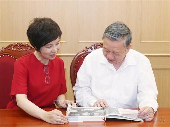 Nhân kỷ niệm 100 năm Ngày Báo chí Cách mạng Việt Nam (21/6/1925 – 21/6/2025), chiều 10/6/2025, Tổng giám đốc Thông tấn xã Việt Nam Vũ Việt Trang trân trọng trao tặng Tổng Bí thư Tô Lâm cuốn sách ảnh “100 năm Báo chí Cách mạng Việt Nam (1925 - 2025)”, do Nhà xuất bản Thông tấn biên soạn, xuất bản. Ảnh: Thống Nhất - TTXVN