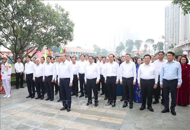 Tổng Bí thư Tô Lâm cùng đoàn công tác dâng hoa, dâng hương tưởng nhớ Chủ tịch Hồ Chí Minh tại Tượng đài Chủ tịch Hồ Chí Minh trong khuôn viên Bộ Tư lệnh Thành phố Hồ Chí Minh. Ảnh: Thống Nhất – TTXVN