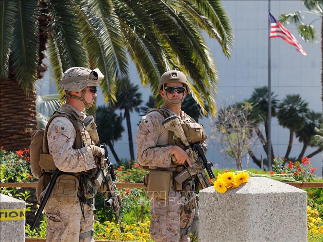 Lính thủy đánh bộ Mỹ gác bên ngoài tòa nhà liên bang Wilshire ở thành phố Los Angeles, ngày 13/6/2025. Ảnh: THX/TTXVN