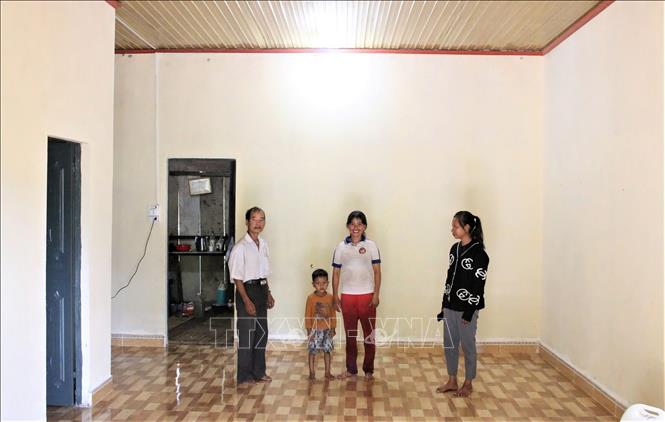 Người dân tộc thiểu số ở huyện Kon Rẫy (Kon Tum) vui mừng được sống trong căn nhà mới khang trang. Ảnh: Khoa Chương - TTXVN