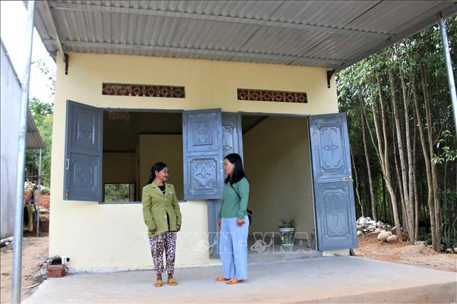 Bà Y Búc tại thôn 3, xã Đăk Pne (Kon Rẫy, Kon Tum) được hỗ trợ 60 triệu để xây dựng căn nhà mới khang trang. Ảnh: Khoa Chương - TTXVN