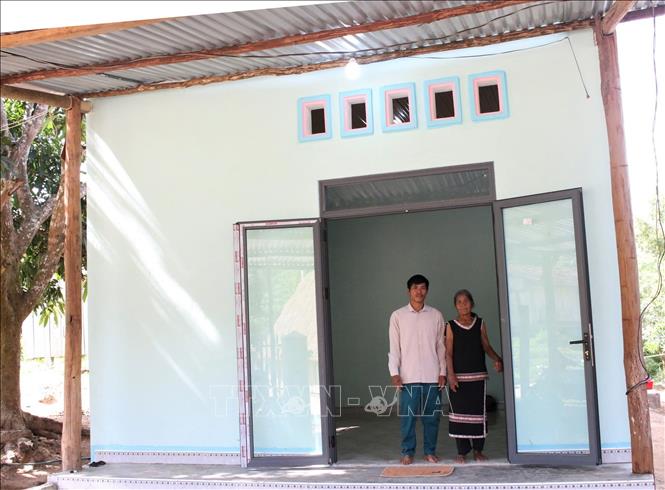 Gia đình bà Y Phan tại xã Đăk Pne, huyện Kon Rẫy (Kon Tum) phấn khởi khi được ở trong căn nhà mới khang trang. Ảnh: Khoa Chương - TTXVN