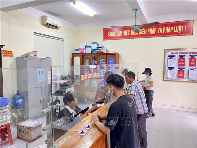 Người dân đến làm thủ tục tại trung tâm hành chính công thị trấn Lộc Hà (huyện Thạch Hà). Ảnh: Hữu Quyết – TTXVN