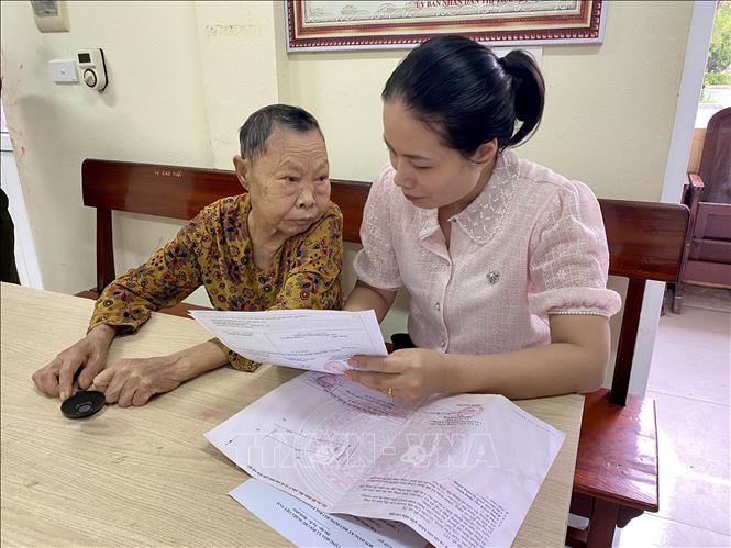 Cán bộ trung tâm hành chính công thị trấn Lộc Hà (huyện Thạch Hà) hướng dẫn người dân làm thủ tục về đất đai. Ảnh: Hữu Quyết – TTXVN