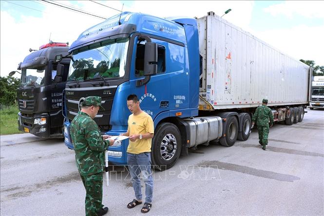 Bộ đội Biên phòng Lạng Sơn kiểm tra giấy tờ xuất cảnh của người và phương tiện qua cửa khẩu Tân Thanh. Ảnh: Vũ Sinh - TTXVN