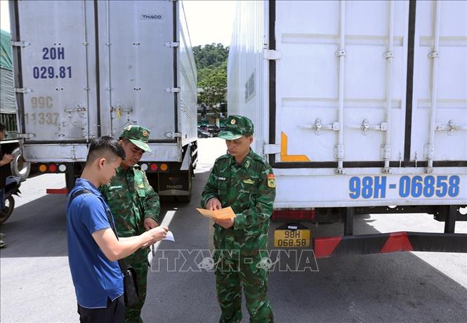 Bộ đội Biên phòng Lạng Sơn kiểm tra giấy tờ xuất cảnh của người và phương tiện qua cửa khẩu Tân Thanh. Ảnh: Vũ Sinh - TTXVN