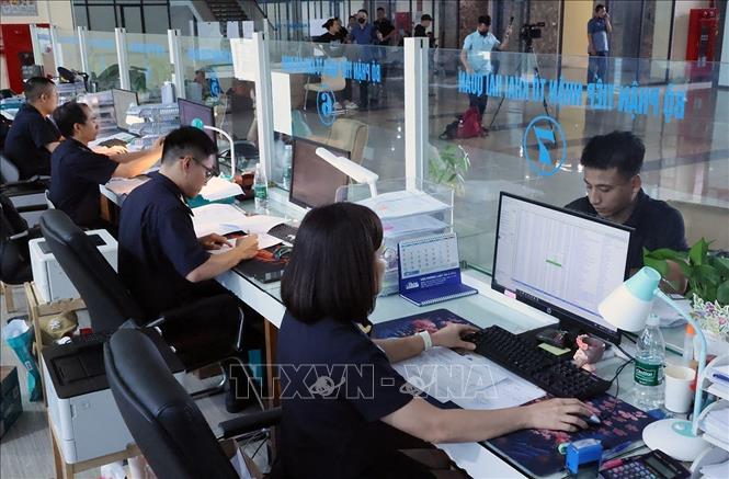 Hải quan cửa khẩu Hữu Nghị làm thủ tục mở tờ khai hàng xuất khẩu. Ảnh: Vũ Sinh - TTXVN