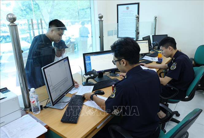 Hải quan cửa khẩu Tân Thanh làm thủ tục mở tờ khai hàng nông sản xuất khẩu của doanh nghiệp. Ảnh: Vũ Sinh - TTXVN