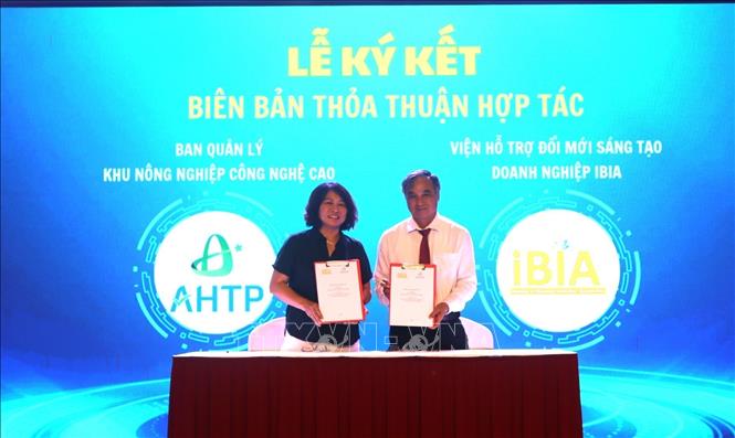 Trao biên bản thỏa thuận giữa đơn vị tổ chức cuộc thi và đối tác. Ảnh: Chu Hiệu-TTXVN