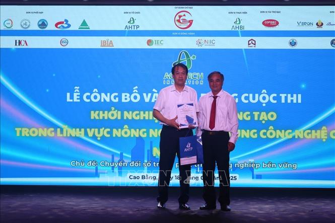 Ban Tổ chức tặng quà cho chuyên gia tham gia phát biểu tại lễ phát động. Ảnh: Chu Hiệu-TTXVN