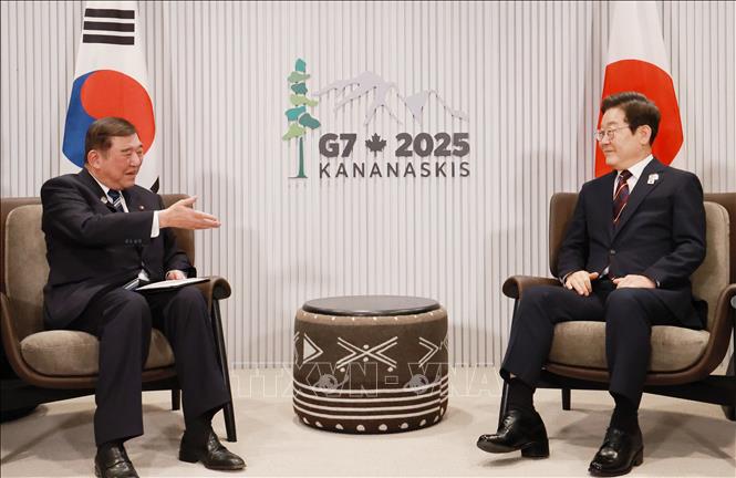 Thủ tướng Nhật Bản Shigeru Ishiba (trái) và Tổng thống Hàn Quốc Lee Jae Myung tại cuộc hội đàm bên lề Hội nghị thượng đỉnh G7 ở Kananaskis, Canada ngày 17/6/2025. Ảnh: Yonhap/TTXVN