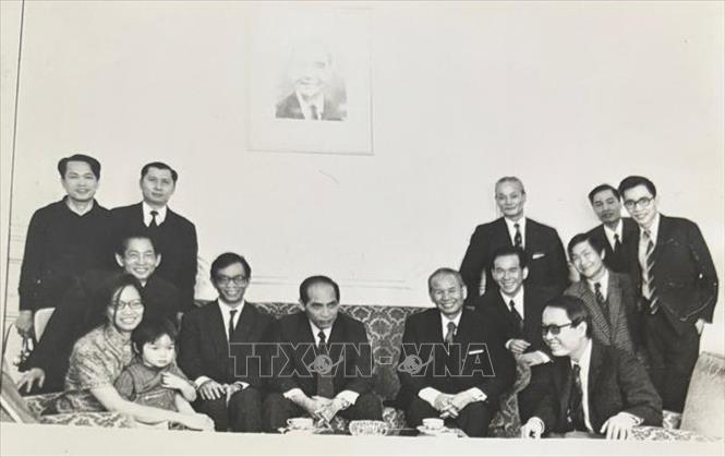 Trưởng đoàn đàm phán của Chính phủ Việt Nam Dân chủ Cộng hòa Xuân Thủy (hàm Bộ Trưởng) chụp ảnh chung cùng cán bộ Phòng Thông tin của Mặt trận Dân tộc Giải phóng miền Nam Việt Nam (MTDTGP) tại Pháp, Paris năm 1970. Ảnh: TTXVN phát