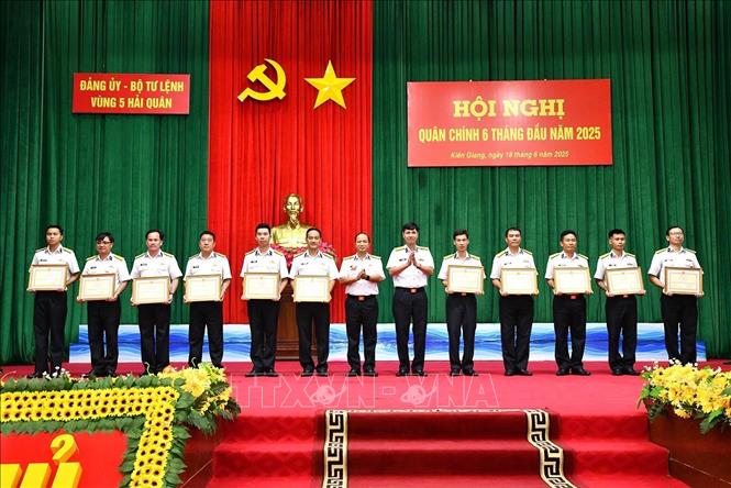Thủ trưởng Bộ Tư lệnh Vùng 5 Hải quân trao thưởng cho các tập thể, cá nhân có thành tích tốt trong đợt thi đua cao điểm “Đoàn kết, dân chủ, kỷ cương, Quyết thắng”. Ảnh: TTXVN phát