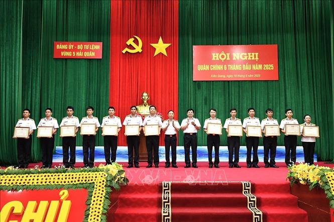 Thủ trưởng Bộ Tư lệnh Vùng 5 trao thưởng cho các tập thể, cá nhân được Bộ Quốc phòng tặng Bằng khen và danh hiệu Chiến sĩ thi đua toàn quân. Ảnh: TTXVN phát