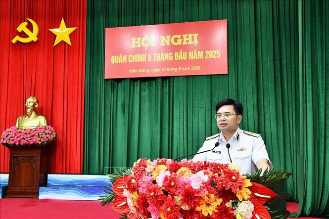 Chuẩn Đô đốc Trịnh Xuân Tùng, Tư lệnh Vùng 5 phát biểu tại Hội nghị. Ảnh: TTXVN phát