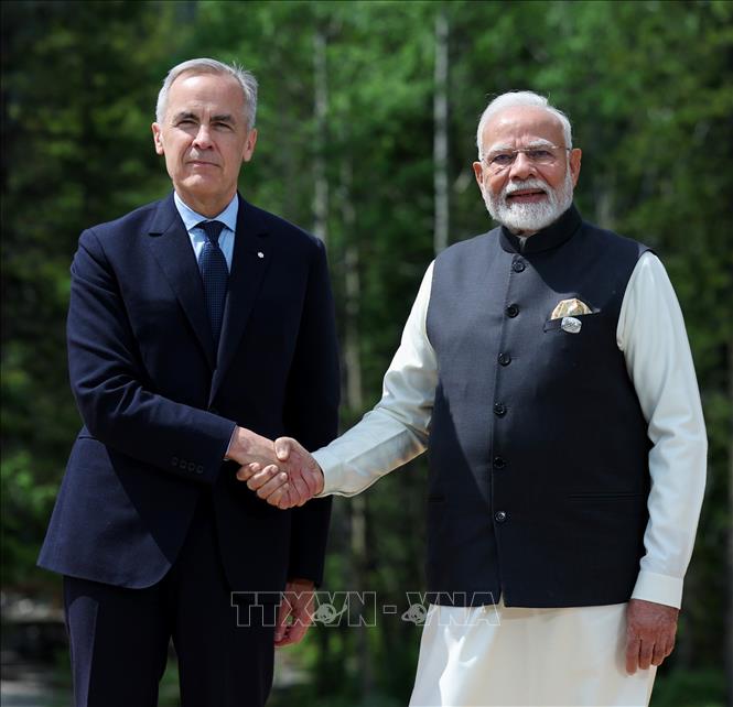 Thủ tướng Canada Mark Carney (trái) và người đồng cấp Ấn Độ Narendra Modi tại cuộc gặp bên lề Hội nghị thượng đỉnh G7 ở Alberta, Canada ngày 17/6/2025. Ảnh: ANI/TTXVN