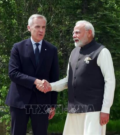 Thủ tướng Canada Mark Carney (trái) và người đồng cấp Ấn Độ Narendra Modi tại cuộc gặp bên lề Hội nghị thượng đỉnh G7 ở Alberta, Canada ngày 17/6/2025. Ảnh: ANI/TTXVN