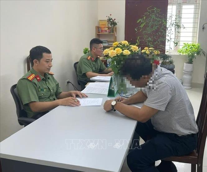 Ông N.X.D tại cơ quan Công an. Ảnh: TTXVN phát