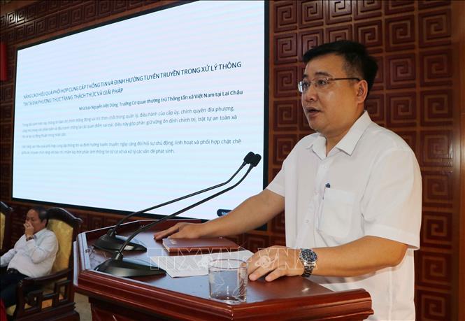 Trưởng Đại diện TTXVN tại Lai Châu Nguyễn Việt Dũng nêu tham luận tại Hội thảo. Ảnh: Nguyễn Oanh-TTXVN.