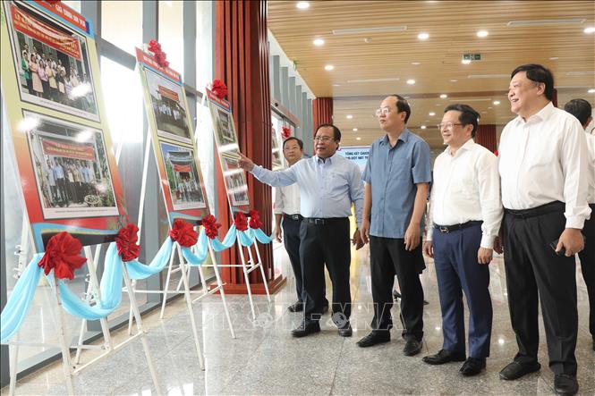 Lãnh đạo tỉnh Cà Mau tham quan khu trưng bày những hình ảnh sinh động về hoạt động, phong trào xóa nhà tạm, nhà dột nát trên địa bàn tỉnh. Ảnh: Kim Há – TTXVN
