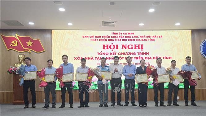 Ông Phạm Thành Ngại, Phó Bí thư Tỉnh ủy, Chủ tich UBND tỉnh Cà Mau (giữa) cùng ông Nguyễn Văn Khởi, Phó Chủ tịch Ủy ban MTTQ Việt Nam tỉnh Cà Mau trao tặng Bằng Khen cho các tập thể. Ảnh:Kim Há - TTXVN