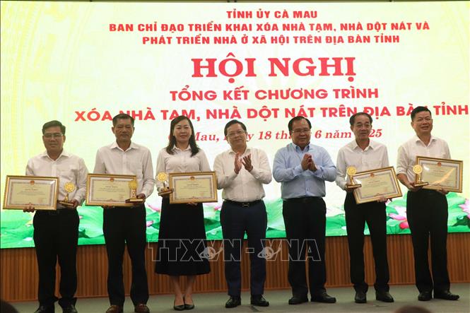 Ông Nguyễn Đức Hiển, Phó Bí thư Thường trực Tỉnh ủy Cà Mau cùng ông Nguyễn Minh Luân, Phó Chủ tịch UBND tỉnh Cà Mau trao Bằng khen và biểu trưng lưu niệm cho các tập thể. Ảnh: Kim Há – TTXVN