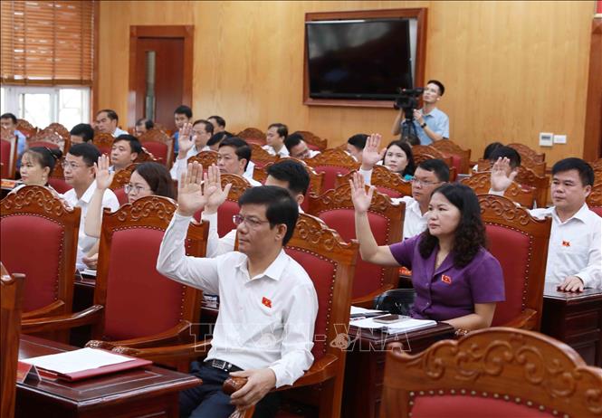 Các đại biểu biểu quyết thông qua nhân sự để bầu chức danh Trưởng ban Dân tộc của Hội đồng nhân dân tỉnh. Ảnh: Quý Trung – TTXVN