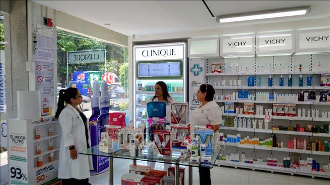 Các trình dược viên đứng bán hàng tại một trung tâm phân phối dược phẩm Farmacias De Similares, thủ đô Mexico City, Mexico. Ảnh: Phi Hùng - PV TTXVN tại Mexico