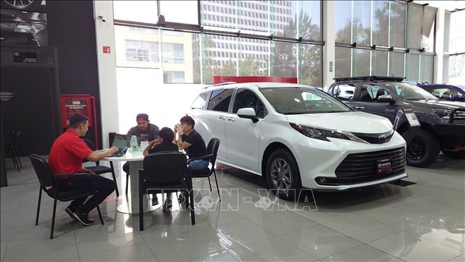 Nhân viên bán hàng (trái) cùng khách hàng làm thủ tục mua bán xe tại Trung tâm phân phối và bảo hành Toyota Polanco, thủ đô Mexico City, Mexico. Ảnh: Phi Hùng - PV TTXVN tại Mexico