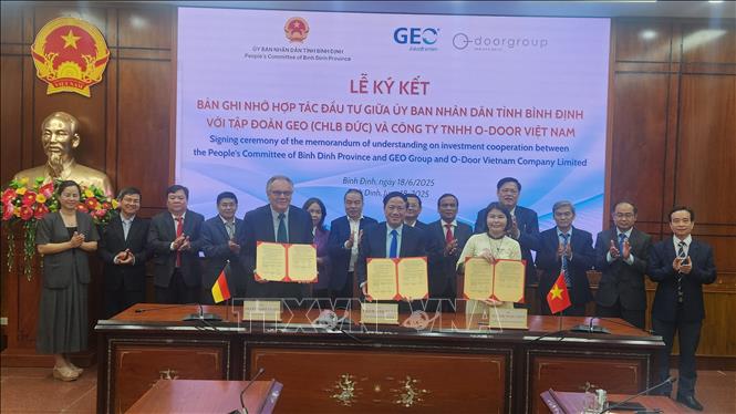 Ký kết biên bản ghi nhớ dự án Trung tâm đào tạo và phát triển nguồn nhân lực năng lượng tái tạo. Ảnh: Sỹ Thắng-TTXVN