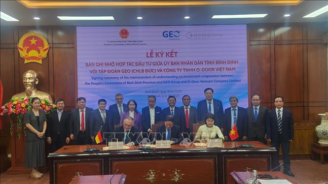 Ký kết biên bản ghi nhớ dự án Trung tâm đào tạo và phát triển nguồn nhân lực năng lượng tái tạo. Ảnh: Sỹ Thắng-TTXVN