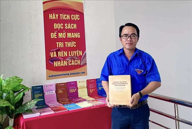 Cử tri Lê Văn Hùng bày tỏ sự đồng tình với đề xuất của các đại biểu về việc tận dụng các trụ sở dôi dư phục vụ cho các mục đích y tế, giáo dục. Ảnh: TTXVN phát 
