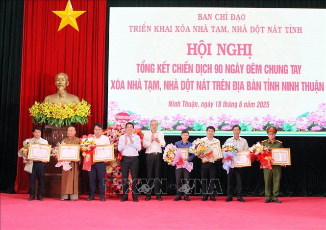 Tặng Bằng khen của Chủ tịch UBND tỉnh Ninh Thuận cho các cá nhân đạt thành tích xuất sắc trong Phong trào thi đua “Chung tay xóa nhà tạm, nhà dột nát trên phạm vi cả nước năm 2025” trên địa bàn tỉnh. Ảnh: Công Thử - TTXVN