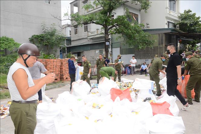 Hàng chục bao tải thuốc, thực phẩm chức năng bị đổ bỏ đã được lực lượng chức năng thu gom để xử lý theo quy định. Ảnh: Thanh Vân-TTXVN