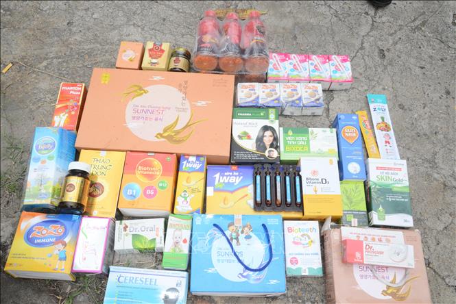 Cơ quan chức năng phân loại hơn 20 sản phẩm bị đổ bỏ ở bãi rác để xác minh. Ảnh: Thanh Vân - TTXVN