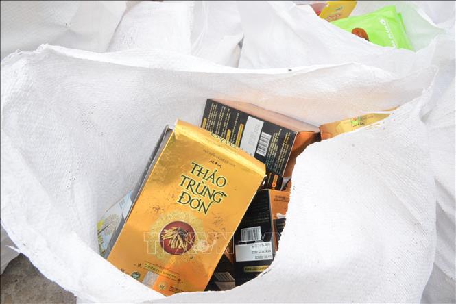 Một trong số các sản phẩm thực phẩm chức năng bị đổ ở bãi rác đã hết hạn sử dụng. Ảnh: Thanh Vân - TTXVN