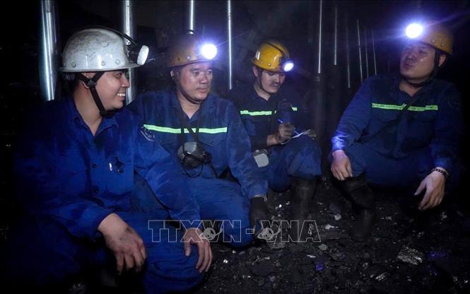 Anh hùng Lao động Phạm Đình Duẩn (thứ hai, từ trái sang) cùng các đồng nghiệp. Ảnh: TTXVN phát
