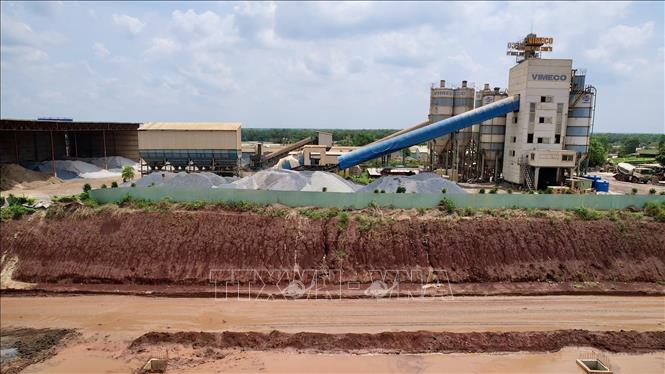Trạm trộn nguyên liệu phục vụ thi công đường cất hạ cánh số 2 sân bay Long Thành đã được lắp đặt. Ảnh: Công Phong - TTXVN