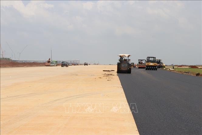 Hoàn thiện những phần việc cuối cùng tại đường cất hạ cánh số 1 sân bay Long Thành. Ảnh: Công Phong - TTXVN