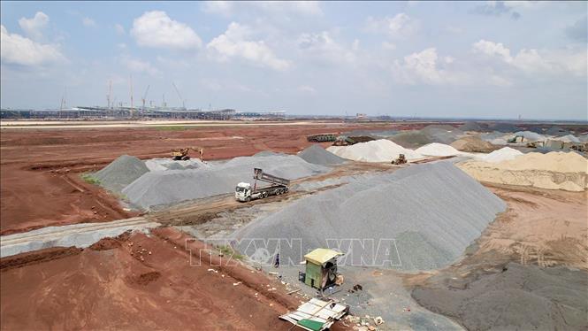 Hàng nghìn m3 nguyên vật liệu phục vụ thi công đường cất hạ cánh số 2 sân bay Long Thành. Ảnh: Công Phong - TTXVN