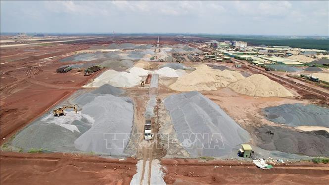 Tập kết nguyên vật liệu phục vụ thi công đường cất hạ cánh số 2 sân bay Long Thành. Ảnh: Công Phong - TTXVN