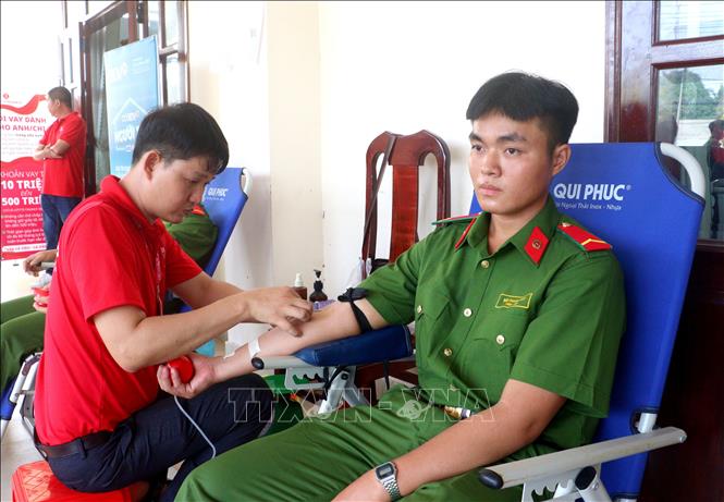 Tình nguyện viên tham gia hiến máu tình nguyện. Ảnh: Lê Thúy Hằng – TTXVN