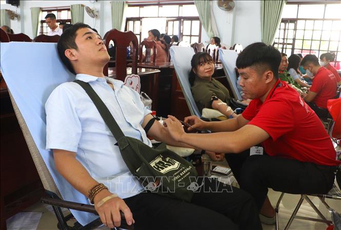 Tình nguyện viên tham gia hiến máu tình nguyện. Ảnh: Lê Thúy Hằng – TTXVN